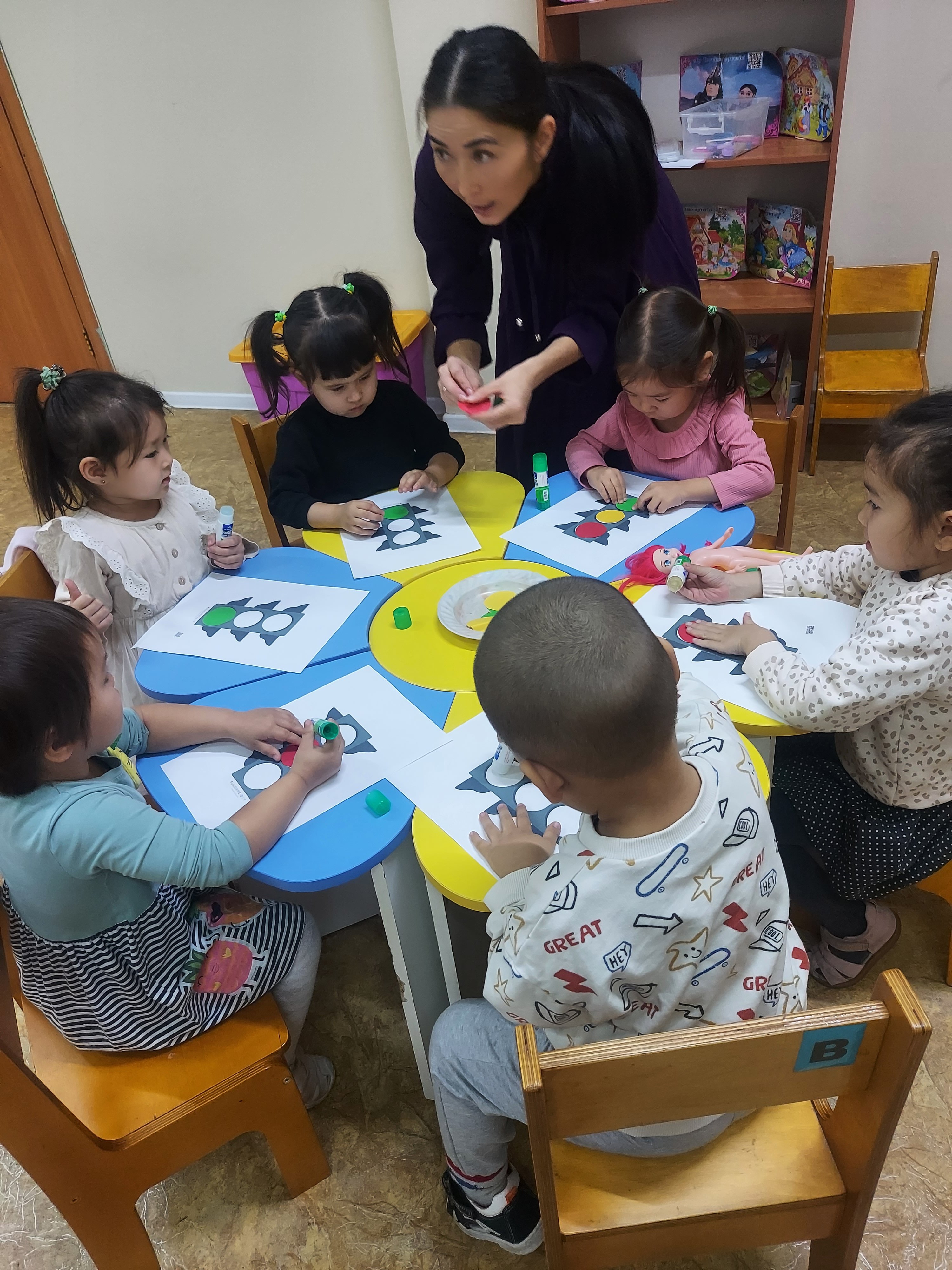 Ортаңғы "Балапан" тобы. Тәрбиеші: Аликулова М. Т. Жолда жүру ереже жоспары бойынша ұйымдастырылған іс-әрекет. Тақырыбы: "Көшедегі қауіпсіздік"