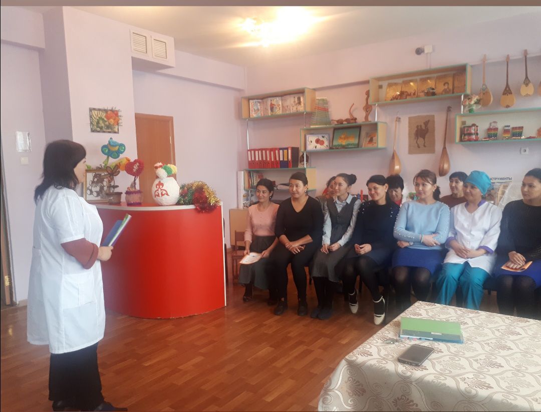 🏠 Отбасы — тәрбие мектебі  Бала дамуындағы ата-ананың рөлі:  🩺 Медбике: Көктемгі режимді сақтау, дұрыс тамақтану және таза ауа.  👩‍🏫 Тәрбиеші: Жеке үлгі көрсету, бірлесіп ойын ойнау және мейірім төгу.